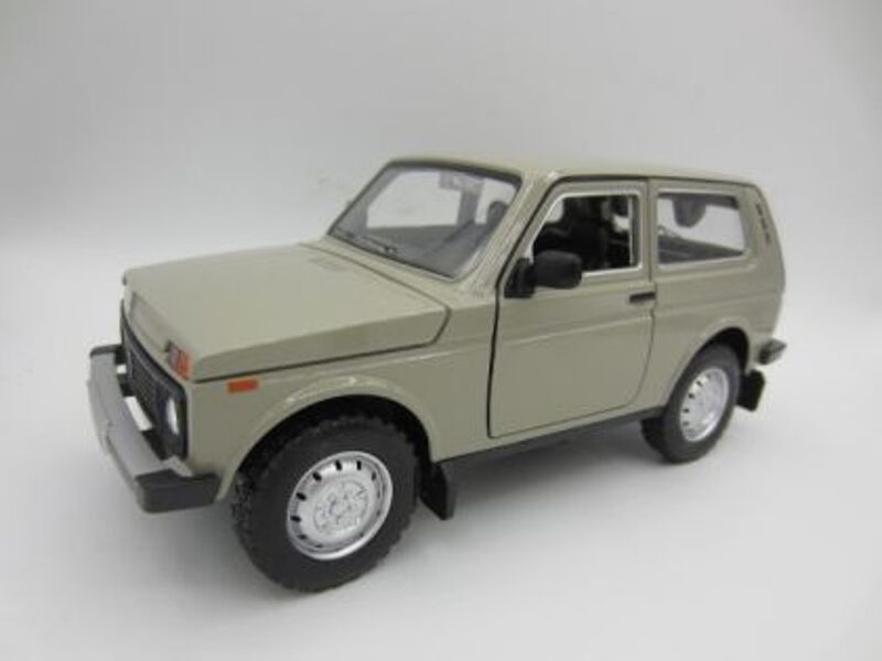 Lada Niva 1600 1:18 Scale Metal Car Diecast Model Retro Souvenir